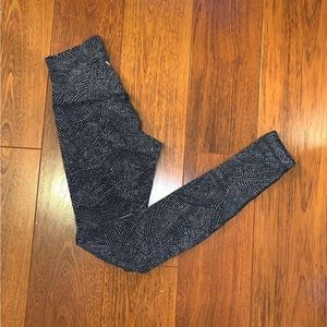 *BRAND NEW WITHOUT TAGS* Lululemon Align Leggings 28 inch Black and White Dot